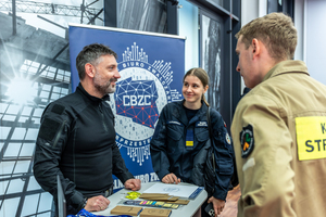Umundurowani policjanci przy stanowisku policyjnym