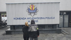 Policjanci trzymają zatrzymanego.