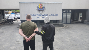 Policjanci trzymają zatrzymanego.