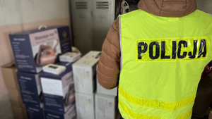 Policjant zabezpiecza materiał dowodowy.