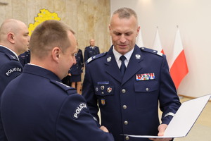 Komendant Wojewódzki Policji w Łodzi wręczający mianowanie.