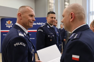 Komendant Wojewódzki Policji w Łodzi wraz z Zastępcami wręczający mianowanie.