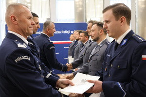 Komendant Wojewódzki Policji w Łodzi wraz z Zastępcami wręczający mianowanie.