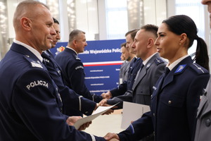 Komendant Wojewódzki Policji w Łodzi wraz z Zastępcami wręczający mianowanie.