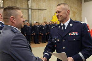 Komendant Wojewódzki Policji w Łodzi wręczający mianowanie.