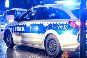 Oznakowany radiowóz policji.