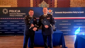 Policjanci stoją na ściankach w reku trzymają porozumienia.