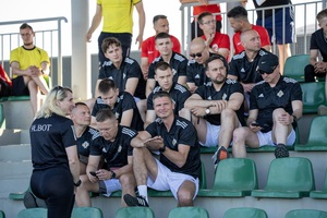 Na zdjęciu siedzący zawodnicy.
