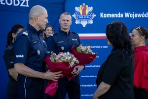 Wręczeni kwiatów zaproszonym gościom przez organizatorów.