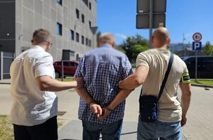 Policjanci z zatrzymanym mężczyzną.