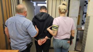 Policjanci z zatrzymanym mężczyzną.