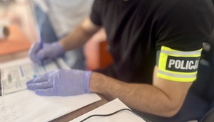 Funkcjonariusz Policji podczas czynności.