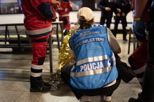 Funkcjonariusze Policji oraz Polskiego Czerwonego Krzyża podczas udzielania pierwszej pomocy w ramach ćwiczeń "Dworzec 2026".