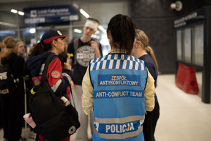 Funkcjonariusze Policji oraz Polskiego Czerwonego Krzyża podczas udzielania pierwszej pomocy w ramach ćwiczeń "Dworzec 2026".