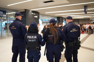 Funkcjonariusze Policji oraz Straży Ochrony Kolei podczas ćwiczeń "Dworzec 2026".