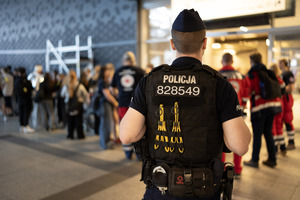 Funkcjonariusz Policji czuwający nad bezpieczeństwem podczas ewakuacji w ramach ćwiczeń "Dworzec-2026"