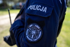 Fragment rękawa z naszywką Oddziału Prewencji Policji w Łodzi.