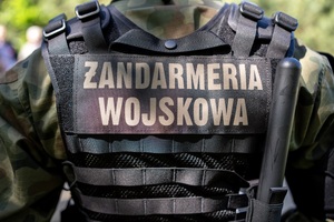 Napis na plecach żandarmeria wojskowa.