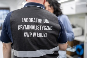 Oznaczenie na plecach Laboratorium Kryminalistycznego KWP w Łodzi.