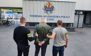 Policjanci z zatrzymanym mężczyzną.
