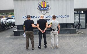 Policjanci z zatrzymanym.