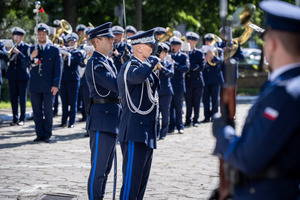 Komendant Wojewódzki Policji w Łodzi oddający honor.