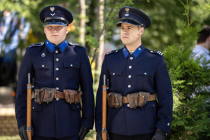 Członkowie uroczystości w mundurach Policji Państwowej.