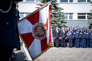 Sztandar na tle zaproszonych gości.