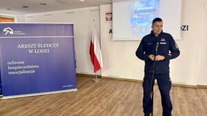 Nadinspektor Adam Jurek I Zastępca Komendanta Wojewódzkiego Policji w Łodzi przemawiający podczas szkolenia w Areszcie Śledczym funkcjonariuszy Wydziału Konwojowego KWP w Łodzi.