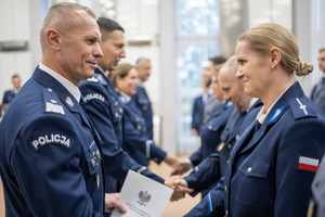 Komendant Wojewódzki Policji w Łodzi wręcza rozkaz.