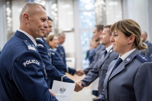 Komendant Wojewódzki Policji w Łodzi wręcza rozkaz.