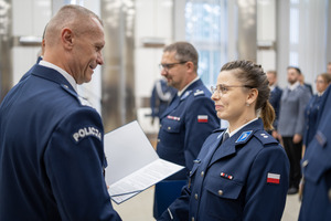 Komendant Wojewódzki Policji w Łodzi wręcza rozkaz.