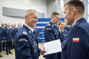Komendant Wojewódzki Policji w Łodzi wręcza rozkaz.