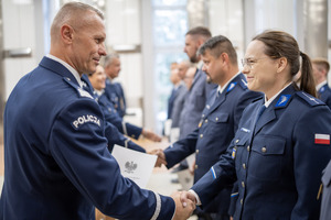 Komendant Wojewódzki Policji w Łodzi wręcza rozkaz.