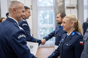 Komendant Wojewódzki Policji w Łodzi wręcza rozkaz.