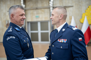 Komendant Wojewódzki Policji w Łodzi wręcza rozkaz.