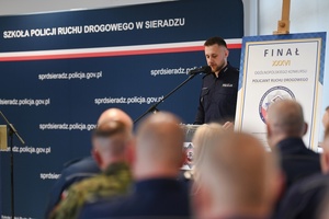 Umundurowany funkcjonariusz prowadzący uroczystość.