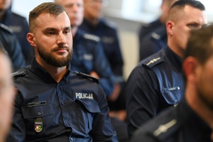 Umundurowani funkcjonariusze podczas uroczystości.