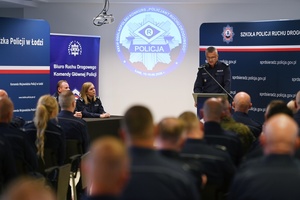 Umundurowani funkcjonariusze podczas uroczystości.
