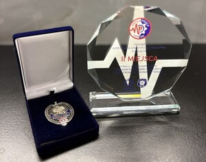 Na zdjęciu medal i nagroda za zajęcie drugiego miejsca w zawodach.