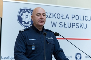 Funkcjonariusz przemawia.