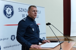Funkcjonariusz przemawia.