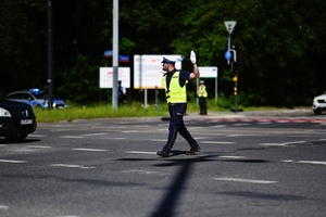 Policjant kierujący ruchem na skrzyżowaniu.