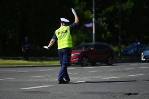 Policjant kierujący ruchem na skrzyżowaniu.