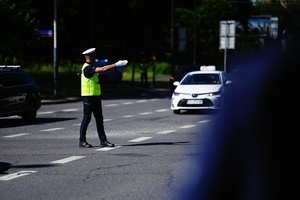 Policjant kierujący ruchem na skrzyżowaniu.