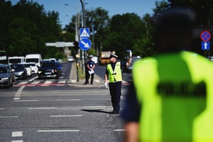Policjant kierujący ruchem na skrzyżowaniu.
