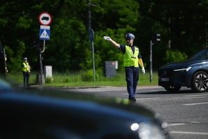 Policjant kierujący ruchem na skrzyżowaniu.
