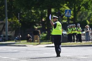 Policjant kierujący ruchem na skrzyżowaniu.