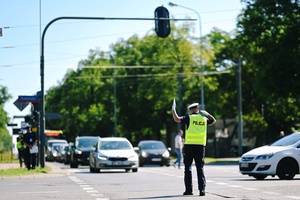 Policjant kierujący ruchem na skrzyżowaniu.