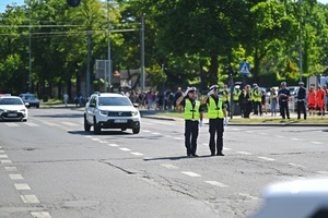 Policjanci kierujący ruchem na skrzyżowaniu.